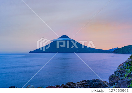 （鹿児島県）長崎鼻から望む、夕陽に染まった開聞岳 127963961