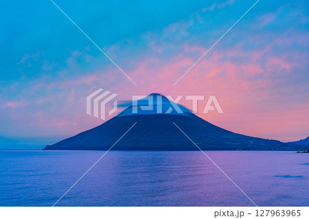 （鹿児島県）長崎鼻から望む、夕陽に染まった開聞岳 127963965