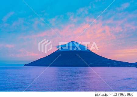 （鹿児島県）長崎鼻から望む、夕陽に染まった開聞岳 127963966