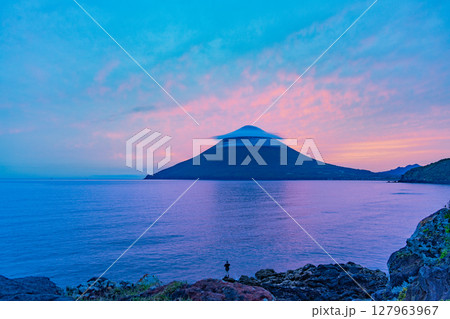 （鹿児島県）長崎鼻から望む、夕陽に染まった開聞岳 127963967