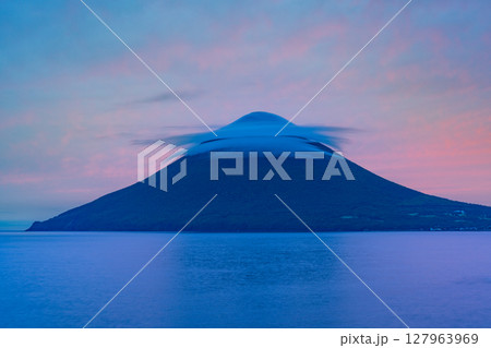 （鹿児島県）長崎鼻から望む、夕陽に染まった開聞岳 127963969