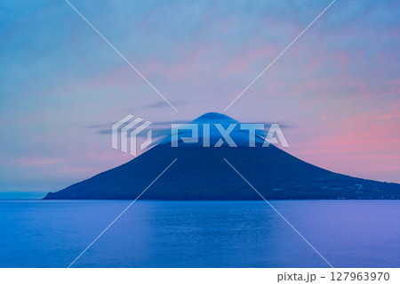 (鹿児島県)長崎鼻から望む、夕陽に染まった開聞岳 (鹿児島県)長崎鼻から望む、夕陽に染まった開聞岳 127963970