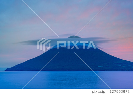 （鹿児島県）長崎鼻から望む、夕陽に染まった開聞岳 127963972