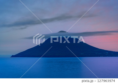 （鹿児島県）長崎鼻から望む、夕陽に染まった開聞岳 127963974