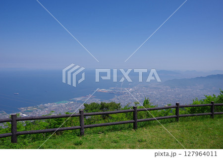 愛媛県四国中央市 翠波峰展望台から荘内半島・川之江方面を望む 愛媛県四国中央市 翠波峰展望台から荘内半島・川之江方面を望む 127964011