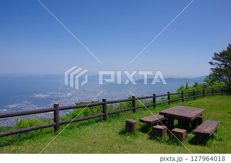 愛媛県四国中央市　翠波峰広場から川之江・観音寺市方面を望む 127964018