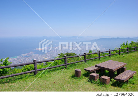 愛媛県四国中央市 翠波峰広場から荘内半島・川之江方面を望む 愛媛県四国中央市 翠波峰広場から荘内半島・川之江方面を望む 127964020
