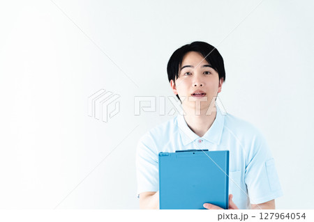 ファイルを持つ介護職の男性 ファイルを持つ介護職の男性 127964054