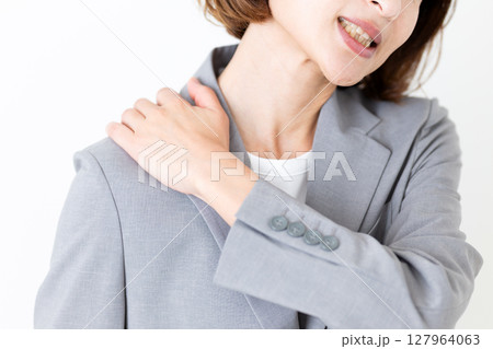 肩こりに苦しむスーツ姿のミドル女性 127964063