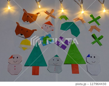 折り紙で作ったクリスマス飾り 127964430