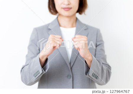 ガッツポーズするスーツ姿のミドル女性 ガッツポーズするスーツ姿のミドル女性 127964767
