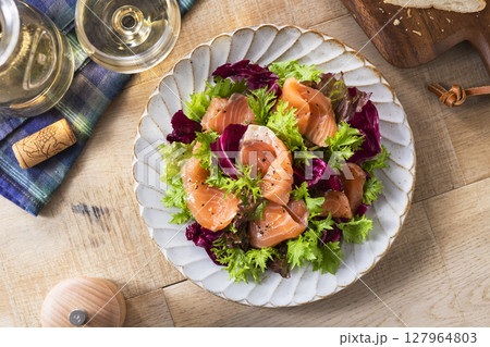 サーモンとわさび菜のサラダ 127964803