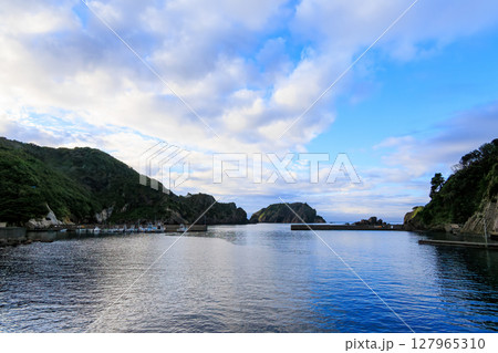 伊勢海老の刺し網漁に同船した。 伊豆半島賀茂郡南伊豆町中木ヒリゾ浜2024年 127965310