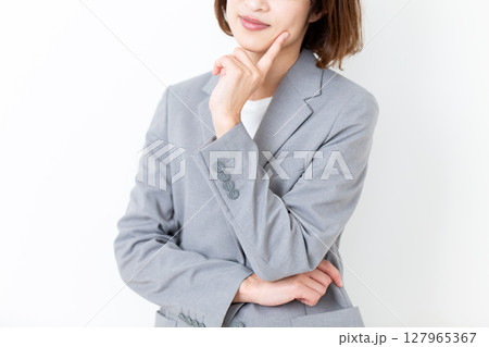 悩むスーツ姿のミドル女性 127965367