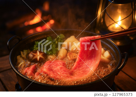 キャンプですき焼き 127965373