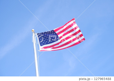 アメリカの国旗と青空 127965488