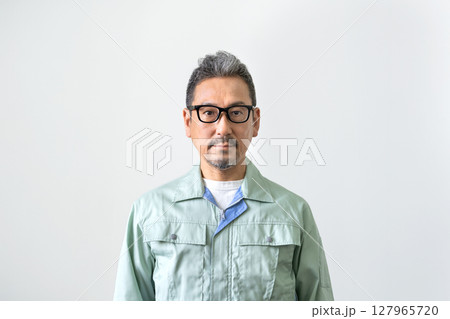 作業服を着たシニア男性　カメラ目線　ポートレート 127965720