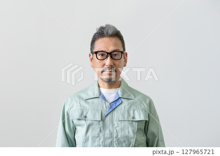 作業服を着たシニア男性　カメラ目線　ポートレート 127965721