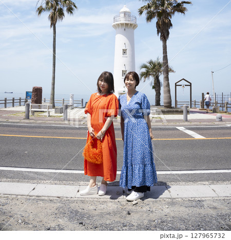 旅行を楽しむ女性 旅行を楽しむ女性 127965732