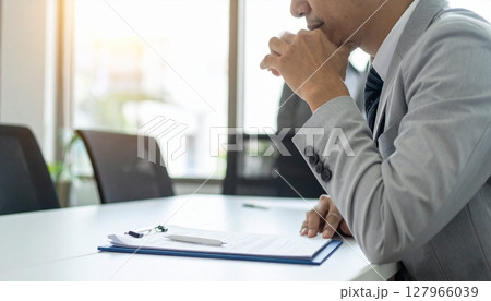 契約書を見てうなずくビジネスパーソン 127966039