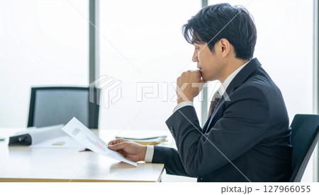 契約書を見てうなずくビジネスパーソン 127966055