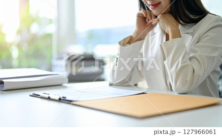 契約書を見てうなずくビジネスパーソン 127966061