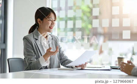 契約書を見てうなずくビジネスパーソン 127966067