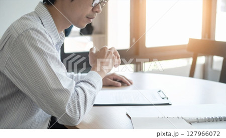 契約書を見てうなずくビジネスパーソン 127966072