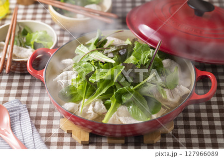 たっぷりベビーリーフの豚しゃぶ鍋 たっぷりベビーリーフの豚しゃぶ鍋 127966089