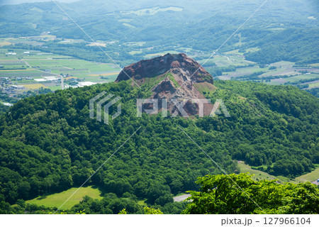 有珠山展望台からの昭和新山 有珠山展望台からの昭和新山 127966104