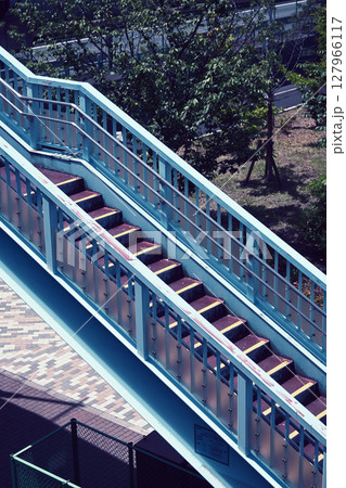 歩道橋の階段 127966117