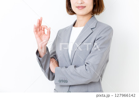 丸サインをするグレーのスーツ姿のミドル女性 丸サインをするグレーのスーツ姿のミドル女性 127966142