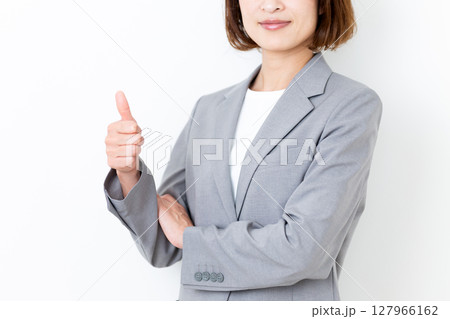 サムズアップをするグレーのスーツ姿のミドル女性 サムズアップをするグレーのスーツ姿のミドル女性 127966162