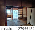 昭和型板ガラスのガラス戸と古い畳や土壁が残る昭和の家の間取り 127966184