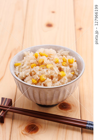 美味しそうなとうもろこしご飯 127966199