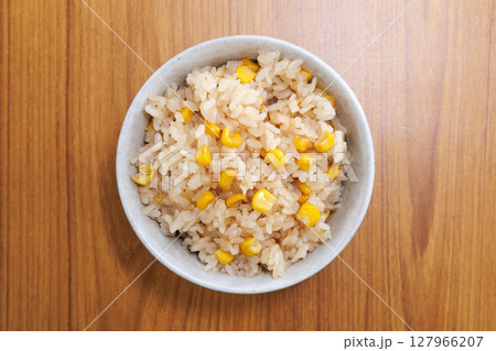 美味しそうなとうもろこしご飯 127966207