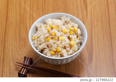 美味しそうなとうもろこしご飯 127966222