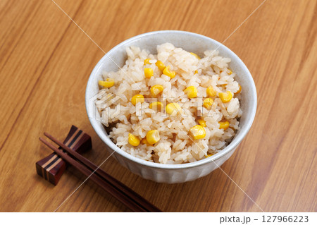 美味しそうなとうもろこしご飯 127966223