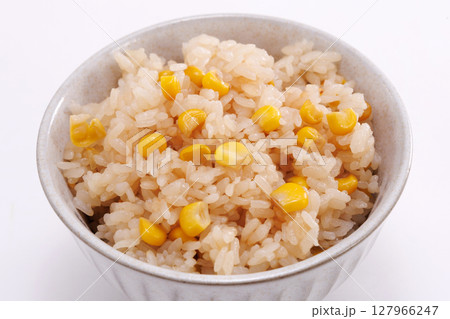美味しそうなとうもろこしご飯 127966247