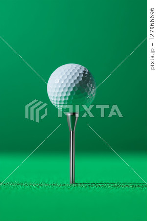 ティーに乗せたゴルフボールのシンプル写真 127966696