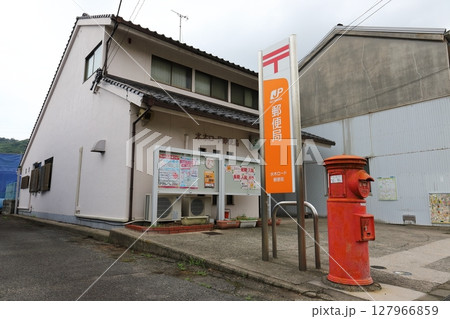 鳥取 境港 丸ポストのある風景(水木ロード郵便局前) 鳥取 境港 丸ポストのある風景(水木ロード郵便局前) 127966859