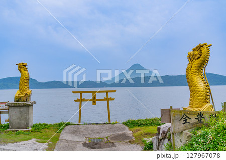 （鹿児島県指宿市）池田湖畔の黄金の鳥居と開聞岳 127967078