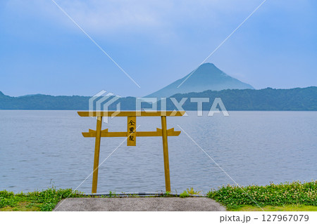 （鹿児島県指宿市）池田湖畔の黄金の鳥居と開聞岳 127967079