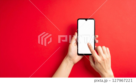 スマホを操作している手元のクローズアップ 127967221