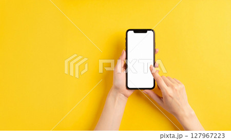 スマホを操作している手元のクローズアップ 127967223