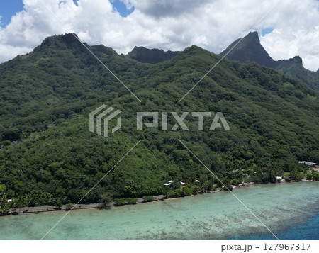 タヒチのモーレア島の美しい海岸線と山並みの空撮 タヒチのモーレア島の美しい海岸線と山並みの空撮 127967317