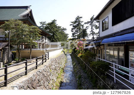 出雲大社 西側境内を流れる素鵞川(そががわ)石垣と日本家屋が美しい 出雲大社 西側境内を流れる素鵞川(そががわ)石垣と日本家屋が美しい 127967826