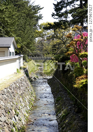 出雲大社 西側境内を流れる素鵞川(そががわ)石垣と日本家屋が美しい 出雲大社 西側境内を流れる素鵞川(そががわ)石垣と日本家屋が美しい 127967827