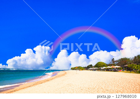 バリ島の美しいビーチにかかる虹 127968010