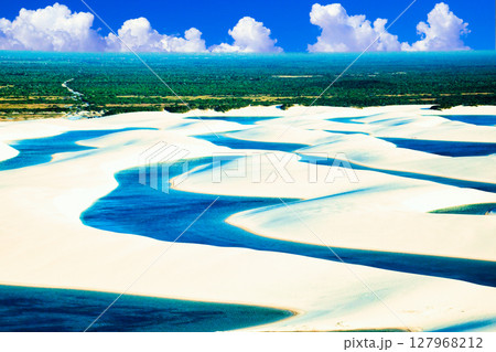 レンソイス・マラニャンセス国立公園の消える湖 127968212